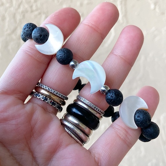 Genuine mother of pearl moon oil diffuser bracelet - Picture 3 of 6